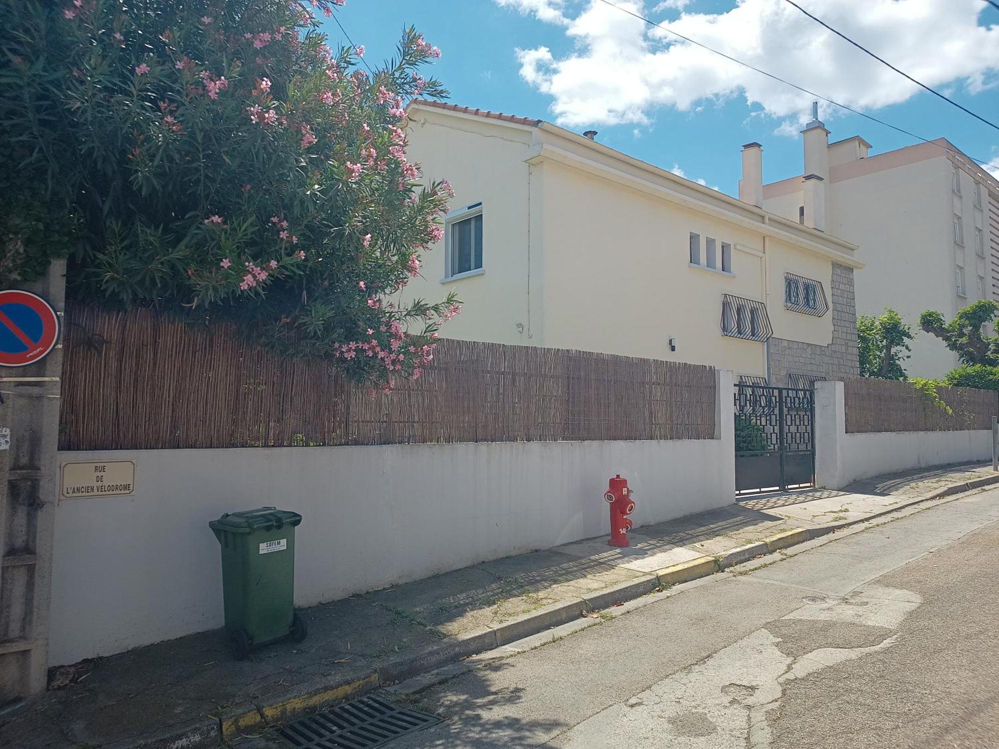 Grand Appartement, 2 Chambres Et Jardin ニーム エクステリア 写真
