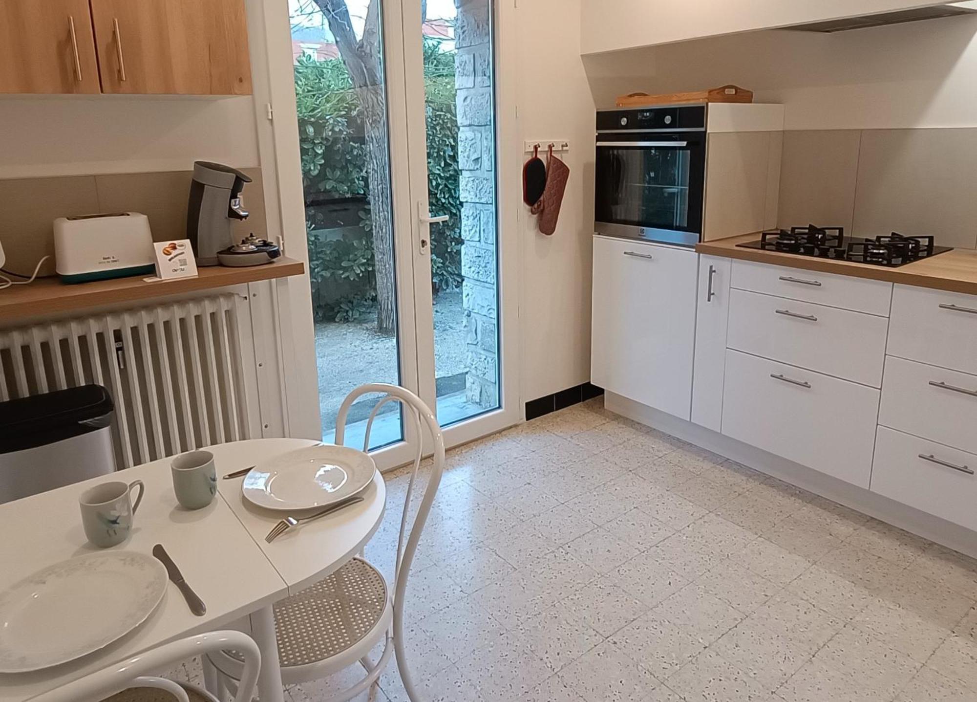 Grand Appartement, 2 Chambres Et Jardin ニーム エクステリア 写真